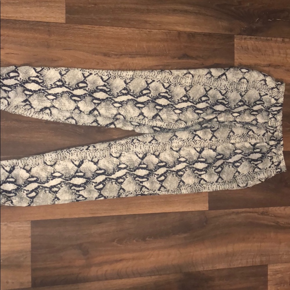 Gianni Bini Snake print pants